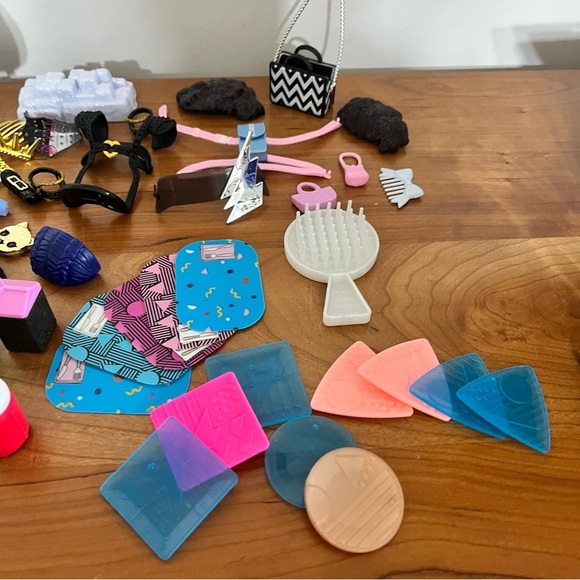 Lot Of 2 LOL Surprise Dolls And Multiple Mixed Accessories - Picture 4 of 7